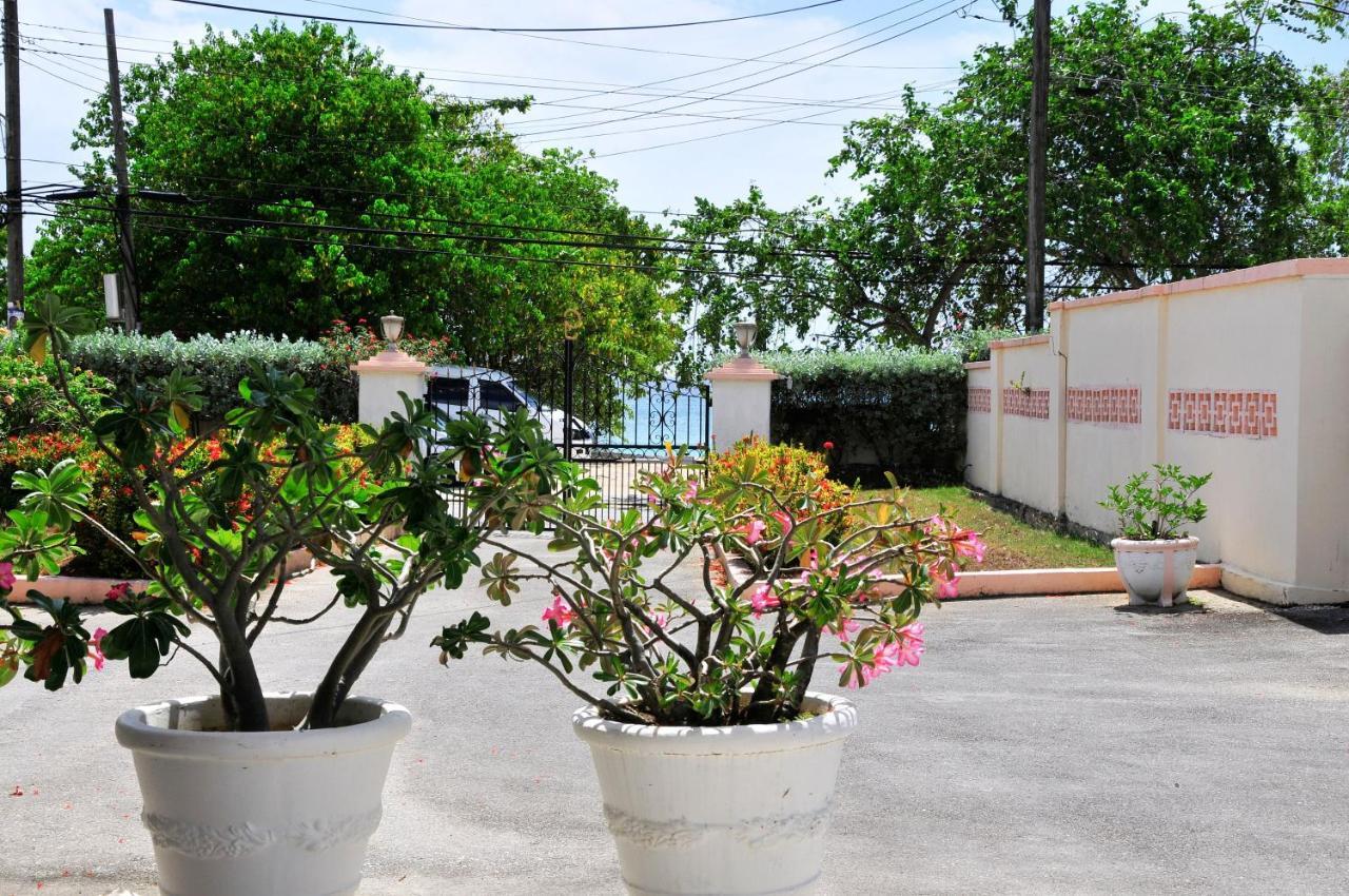 Welcome To The Unpretentious And Breezy Graceville, Steps Away From The Beach 圣詹姆斯 外观 照片