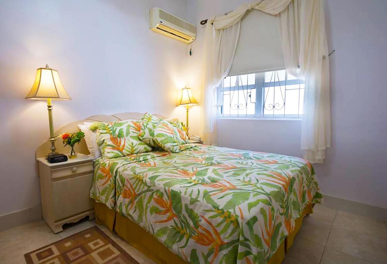 Welcome To The Unpretentious And Breezy Graceville, Steps Away From The Beach 圣詹姆斯 外观 照片