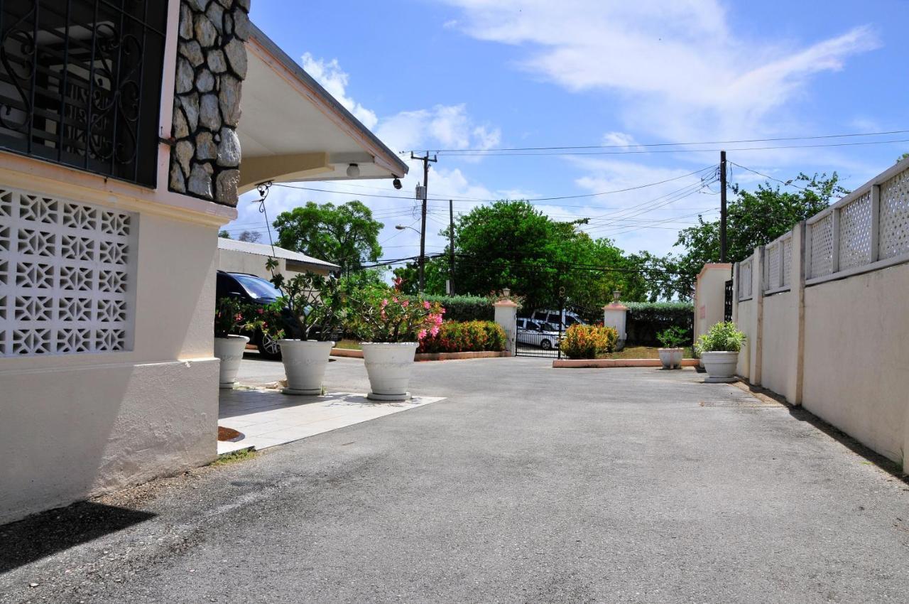 Welcome To The Unpretentious And Breezy Graceville, Steps Away From The Beach 圣詹姆斯 外观 照片